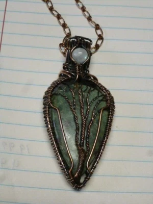 :) Collar colgante alambre cobre, piedra verde, piedra blanca, cadena 19" Foto 1 de 4