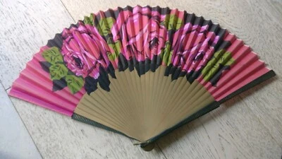 Eventail ancien style Art nouveau peinture au pochoir bouquet de roses. - Photo 1/4