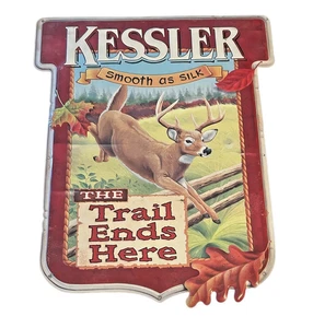 Insegna Vintage Kessler Whiskey Liscio Come Seta Cervo Metallo RARA Il Sentiero Finisce Qui - Foto 1 di 8