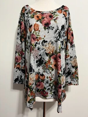 Suéter Trapecio Cuello Barco Verde Sobre Tejido Top Gris con Multicolor Floral 1X Foto 1 de 4