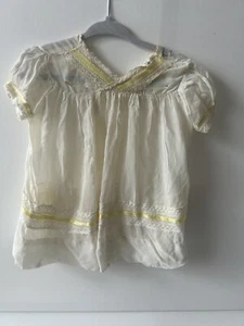 Antico vestito bambino anni 1890-1920 in voile di cotone panna con nastro giallo - Foto 1 di 7