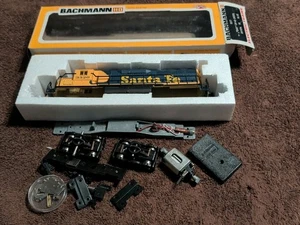HO Scale Bachmann EMD GP40 Diesel Locomotive Santa Fe 3526 - Parts Or Fix - Picture 1 of 9