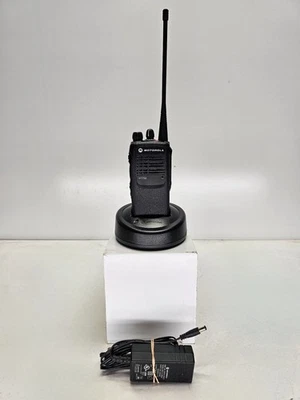 Motorola HT750 UHF 403-470 MHz 4 channel 4 Watt (Complete Kit) - Image 1 of 4