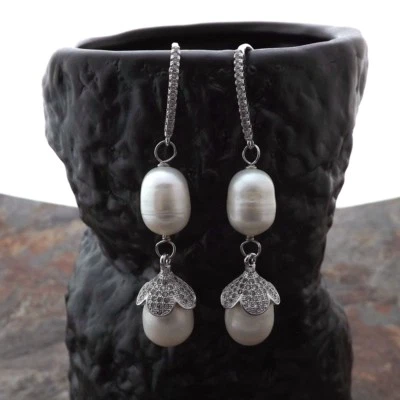 Pendientes de gancho de circonita cúbica de perlas de arroz blanco de agua dulce Foto 1 de 4