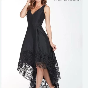 Vestido Frank Lyman Design Negro Alto Bajo con Detalle de Encaje - Imagen 1 de 4