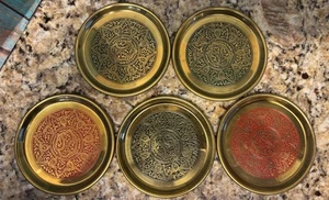 *5* Posavasos de latón vintage grabados coloridos esmaltados hechos en la India 4” LEER - Imagen 1 de 4
