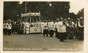 REAL PHOTO POSTCARD PROCESSION OF BLESSED SACRAMENT, EUCHARIST CONGRESS, DUBLIN - Picture 1 of 2