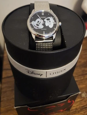 Caixa e papéis Citizen Eco-Drive Disney Mickey Mouse FE7060-56W faixa de malha 40 mm - Imagem 1 de 4