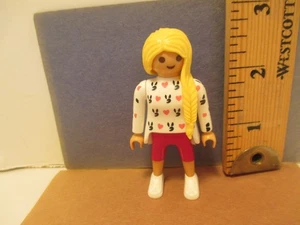 Playmobil figures MODERN WOMAN W/ BLOND HAIR IN WHITE SHIRT W/ PINK HEARTS - Picture 1 of 5