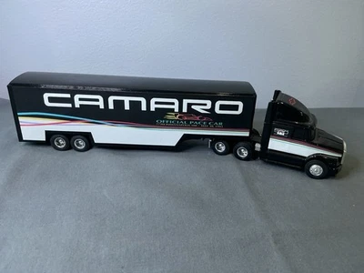 Semirremolque ERTL Chevrolet Camaro Pace Car oficial 1/64 #3588 Foto 1 de 4