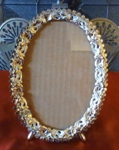 VINTAGE PHOTO FRAME GOLD METAL ORNATE FREE STANDING 7.5 "X 5.5" FOOTED OVAL - Picture 1 of 11