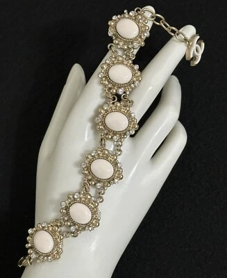 PRECIOSA PULSERA BLANCA GRIPOIX CRISTAL CABUJÓN 2009 CHANEL ESTRÁS LOGO Foto 1 de 4