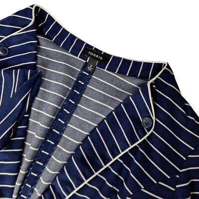 Blazer de malha Torrid feminino ponte listrado branco marinho com tubulação tamanho 2 empresarial - Imagem 1 de 4