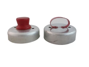 Dos cortadores de rosquillas de aluminio de colección asas rojas ~ metal y madera ~ cortador de agujeros - Imagen 1 de 2