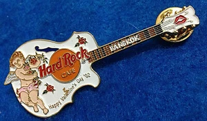 GUITARRA BANGKOK THAI DÍA DE SAN VALENTÍN QUERUB ANGEL 3D BLANCA 02 PIN Hard Rock Café - Imagen 1 de 1