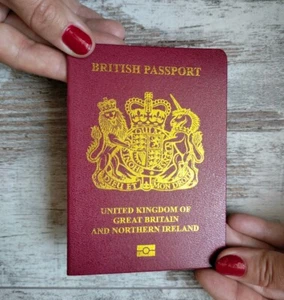 Rote britische Passrequisite Alter Reisepass UK. Reisepass Replik. Neuheit Reisepass. - Bild 1 von 10