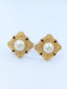 Large Faux Pearl Matte Gold & Black Enamel Etruscan Clip On Earrings U252 - Picture 1 of 10
