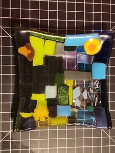 ๐จ๐ฒ Modern Art Fused Glass Ashtray - Colorful Geometric Design, Signed 5.5" ๐ฌ - Picture 1 of 5