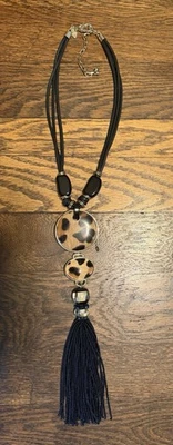 Collar de borla con estampado de leopardo negro y marrón Chicos con pelo de becerro Foto 1 de 4