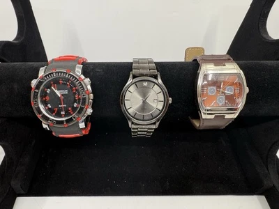 Lote de relojes de pulsera para hombre correa Geoffrey Beene autopista de peaje probado batería nueva Foto 1 de 4