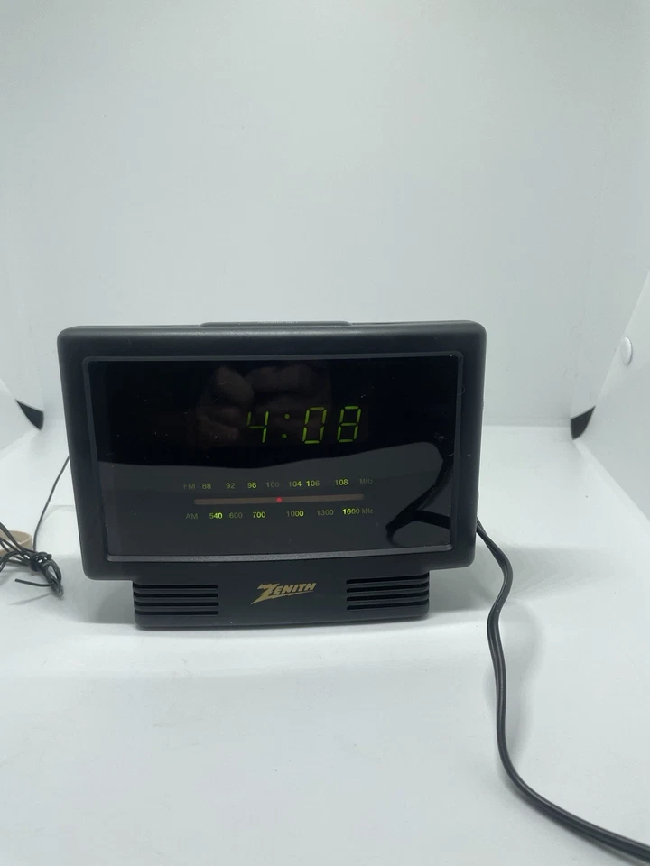Zenith ZG120M Vintage AM/FM Clock Radio Tested Working - Image 1 of 4