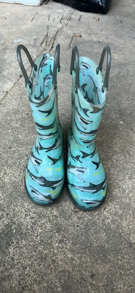 Botas de lluvia Western Chief Kids Tropic Shark, iluminadas, verde azulado, talla 10 Foto 1 de 4