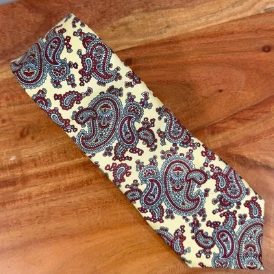 Corbata de cuello para hombre Wembley con patrón de cachemira de seda amarilla borgoña azul clásica Foto 1 de 4