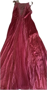 Intimate Yours Kayser Small USA Sweeping Hem Gown Wine Lace Front Panel - Bild 1 von 5