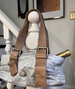 Bolso de Mano Vino Cuero Hara Plateado Metálico 15” por 5.5”, Doble Asas Logo Cremallera - Imagen 1 de 9