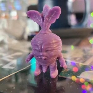 O.M.F.G. OMFG OTMFG Oktober Spielzeug Minifigur - Baby Deadbeet lila - Bild 1 von 2