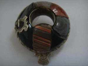 BROCHE/COLGANTE ANTIGUO DE ÁGATA ESCOCESA CON HEBILLA DE PLATA DEL SIGLO 19 - Imagen 1 de 1