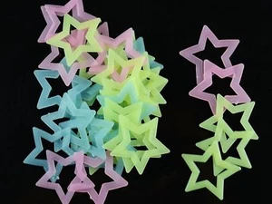 40 Plastic 3D Hollow Stars Wall Sticker Glow In The Dark Luminous Fluo 45mm - Bild 1 von 17