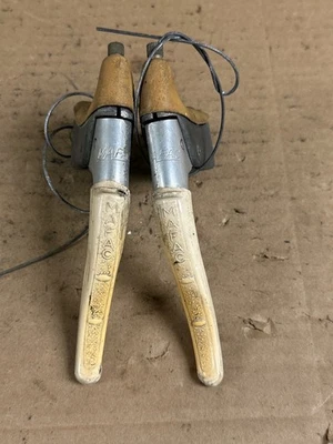 Juego de palancas de freno Mafac vintage, cubiertas blancas, medias campanas, ajustadores de barril Foto 1 de 4