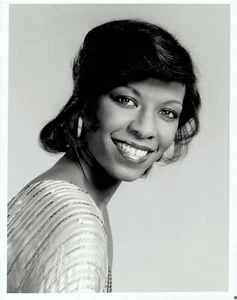 1978 Press Photo Singer Natalie Cole poses for studio publicity portrait on CBS - Picture 1 of 2