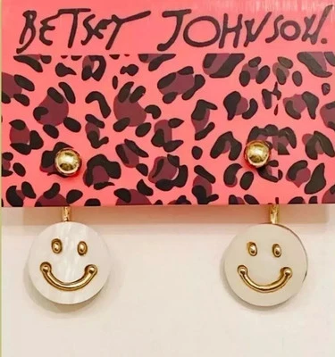 Pendientes colgantes Betsey Johnson tono dorado cara sonriente feliz blancos nuevos con etiquetas Foto 1 de 4