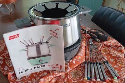 Conjunto completo de fabricante de fondue Dash prata preto pote de fondue 8 garfos cabo aquecedor bom - Imagem 1 de 4