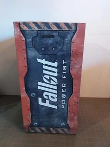 Fallout Power Fist Bethesda Chronicle Replica da collezione scala 1:1 sigillata - Foto 1 di 6