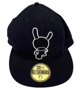 Cappello aderente Kid Robot New Era 59FIFTY taglia 7 3/8 nero Dunny Munny nuovo con etichette - Foto 1 di 6