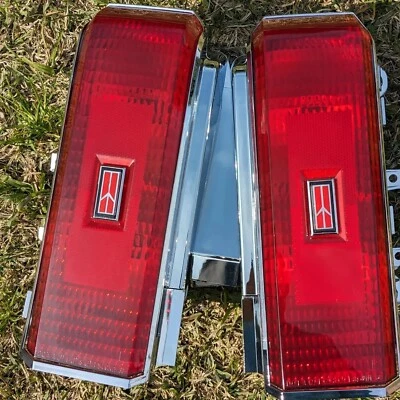 Oldsmobile Cutlass 1981, 1985, 1986, luces traseras supremas y biseles cromados nuevos G Foto 1 de 4