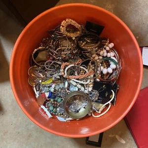 Vintage bis modern Schrott Kostüm Schmuck 1 Pfund Menge. - Bild 1 von 2