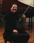 2003 Press Photo Nowy Jork Barokowy dyrektor muzyczny Michael Sand trzyma skrzypce