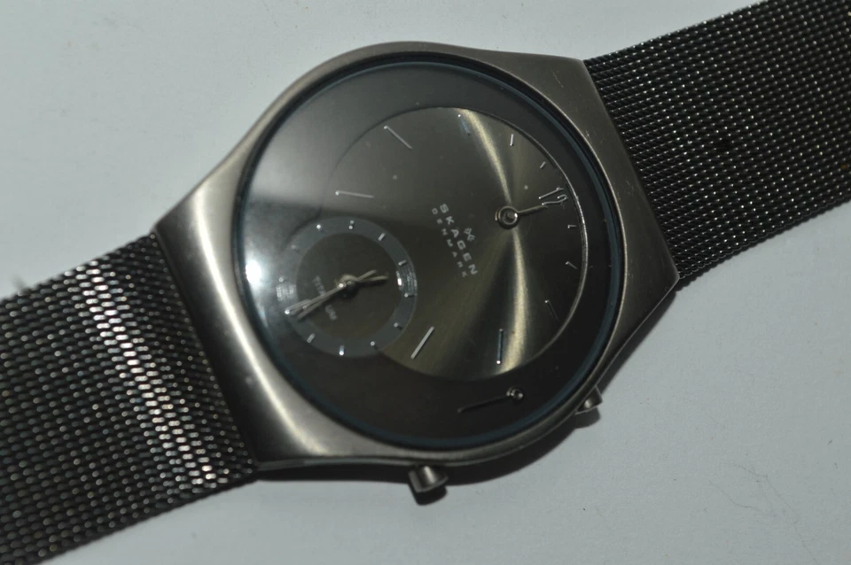 SKAGEN 733XLTTM Titanium Dual Time Watch 37mm Tested 1 Mvnt Works Sold As-Is - Image 1 of 4
