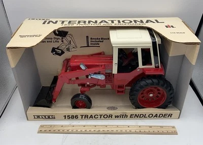 TRACTOR INTERNACIONAL ERTL 1586 CON CARGADOR FINAL Y CABINA 1:16 1989 VINTAGE Foto 1 de 4