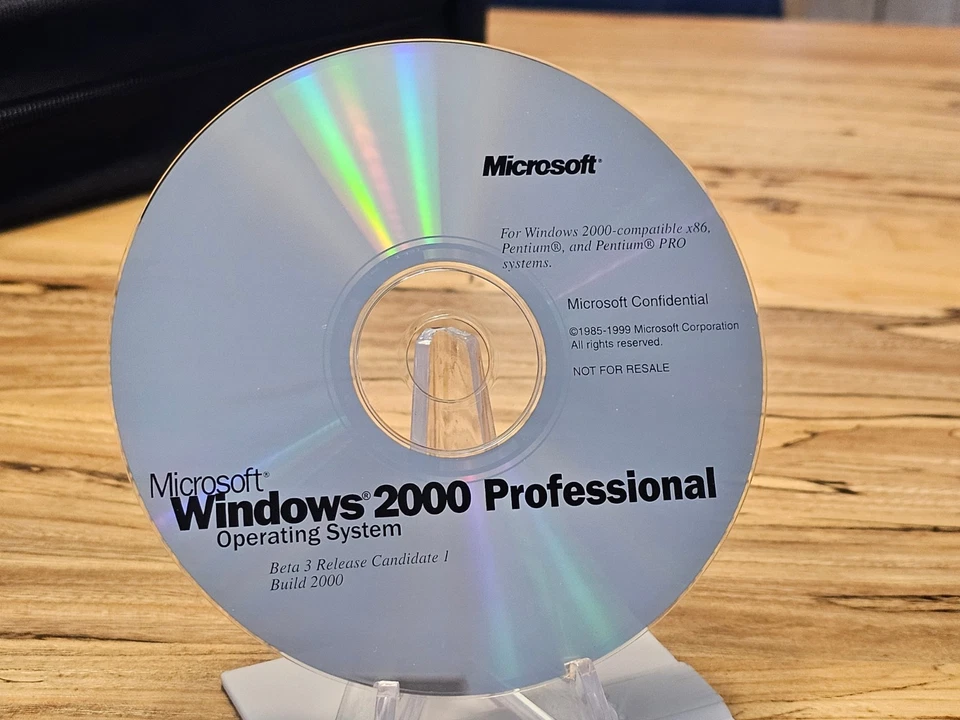ULTRA RARE: Microsoft Windows 2000 Professional Beta 3 RC1 Build 2000 - Image 1 of 1