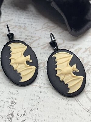 Alas de Murciélago Bruja NUEVO Negro Ajuste Esmalte Gótico Pendientes Camafeo Cumpleaños Festival Foto 1 de 4