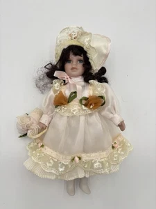 Muñeca de porcelana en vestido blanco con sombrero de paja - Imagen 1 de 7