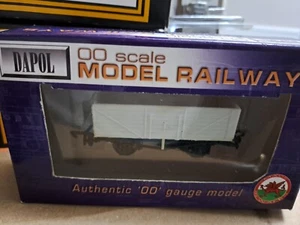 DAPOL A002 Unpainted 7 Plank Wagon - OO GAUGE boxed - Picture 1 of 3