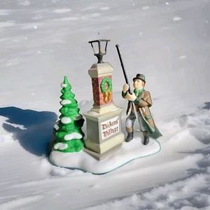 Dept 56 Dickens Village - Ye Olde Lamplighter - Insegna Dickens Village - Nuovo con scatola T8634 - Foto 1 di 6