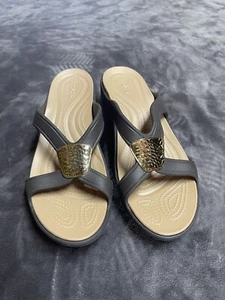 Sandali martellati cerchio d'oro martellato Crocs Sanrah medaglione marrone diapositive taglia 11 - Foto 1 di 6