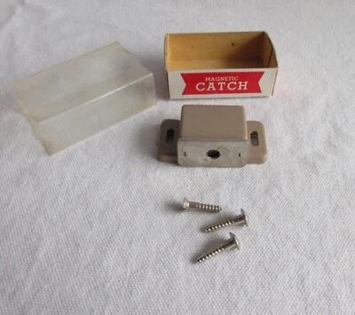 LOTE DE 3 NOS De Colección Gabinete Captura Cierre Magnético Armario Hoosier Puerta Pastel Caja Fuerte MC Foto 1 de 4